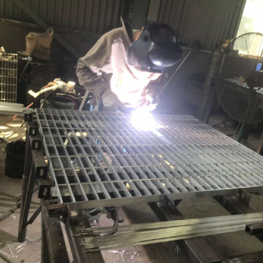 熱浸鋅鋼格板材質